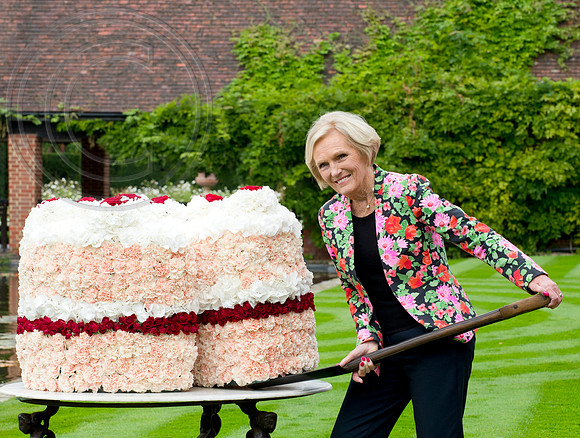 MARY BERRY DIGS INTO FLOWER CAKE