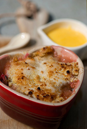 Rhubarb food, Rhubarb crumble and custard