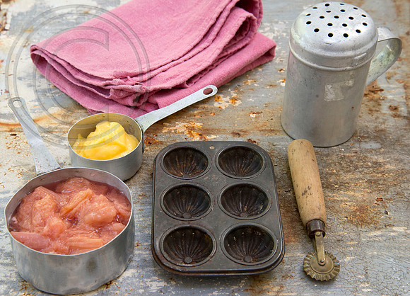Making mini rhubarb and custard tartlets