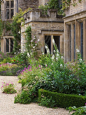 ASTHALL MANOR, OXFORDSHIRE: BOX HEDGING IN FRONT OF THE MANOR